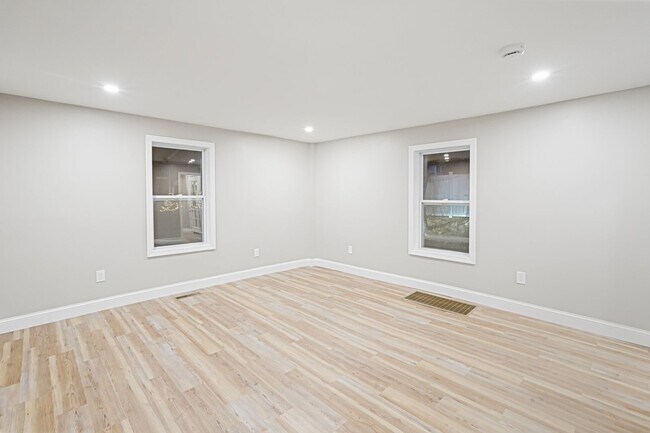 Building Photo - 98 Southville Rd