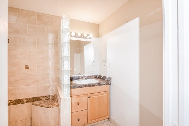 Building Photo - 811 SW 14th Pl