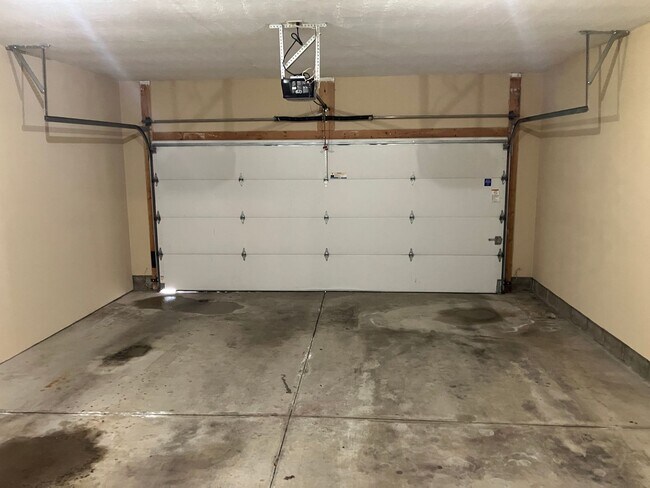 Building Photo - Modern & Spacious 3-Bedroom Ranch Condo – ...
