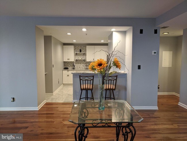 Building Photo - 10 E Lee St