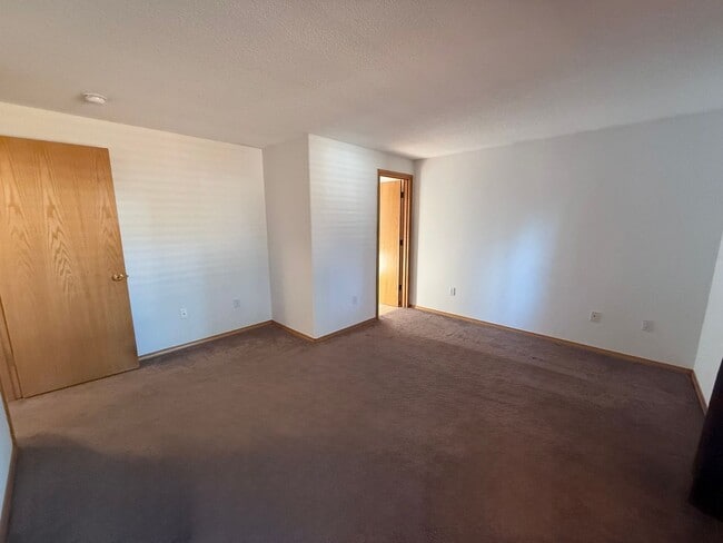 Building Photo - Spacious 3BD/2BA Home with Two-Car Garage,...