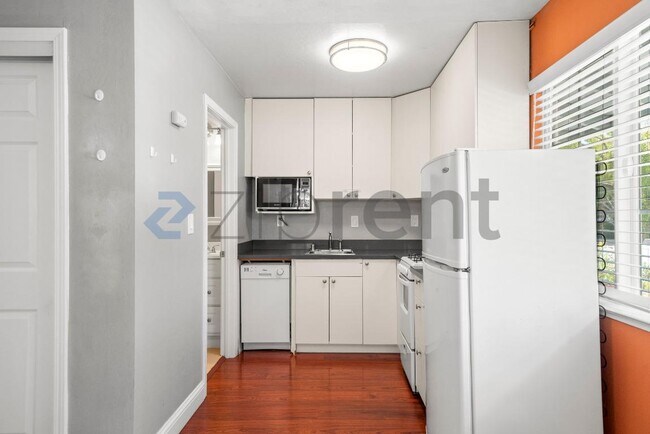 Building Photo - Unit