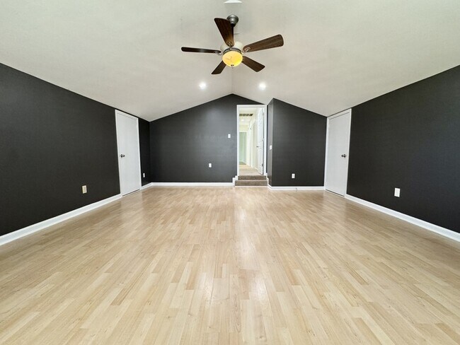 Building Photo - 1370 Buckingham Cir