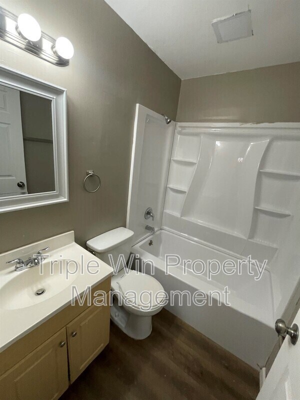 Building Photo - 10261 Imperial Dr