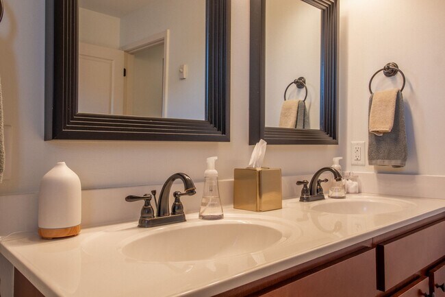 Building Photo - Beautiful 3 Bed/2.5 Bath Home with garage in Jonesborough