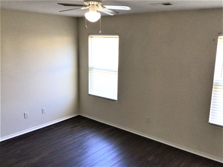 Building Photo - 3906 SE Jack Pine Ct