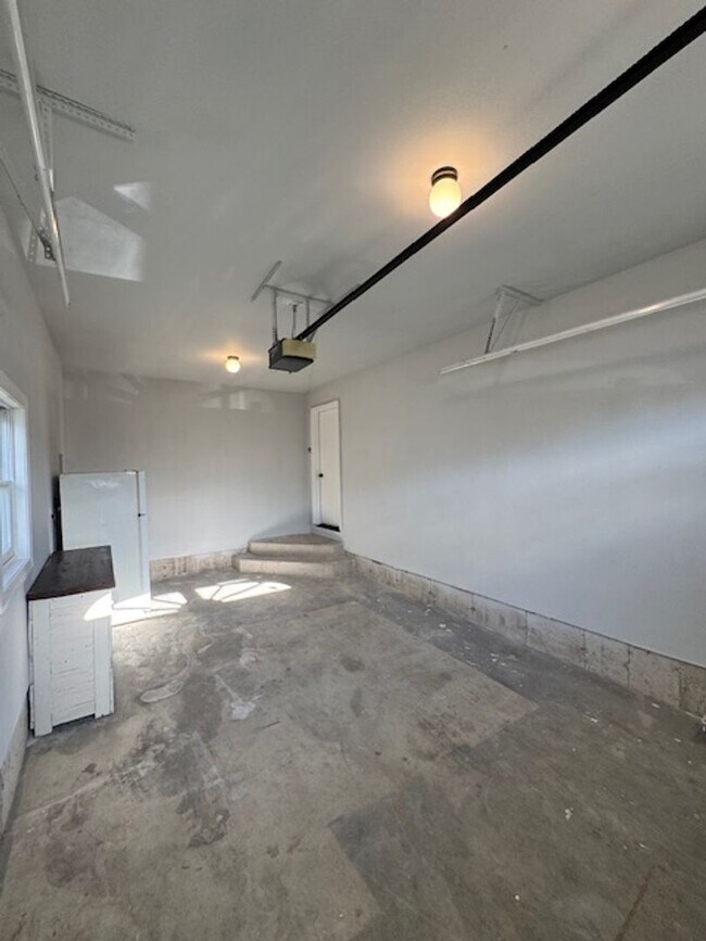 Building Photo - 2 Bedroom, 2 Bathroom Home- Cedar Lake, IN