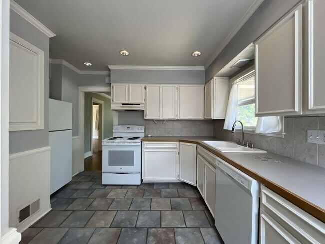 Building Photo - Charming Portland Home with Original Hardwood Floors, Finished Basement & Large Kitchen