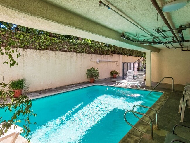 Building Photo - Luxury Living in Toluca Lake!
