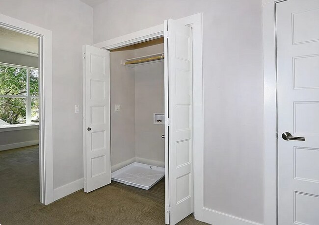 Building Photo - 2805 W Pleasanton Ave