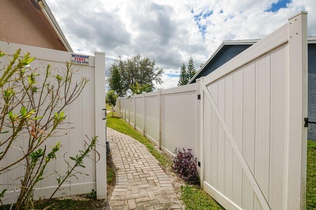 Building Photo - 341 SW Kestor Dr