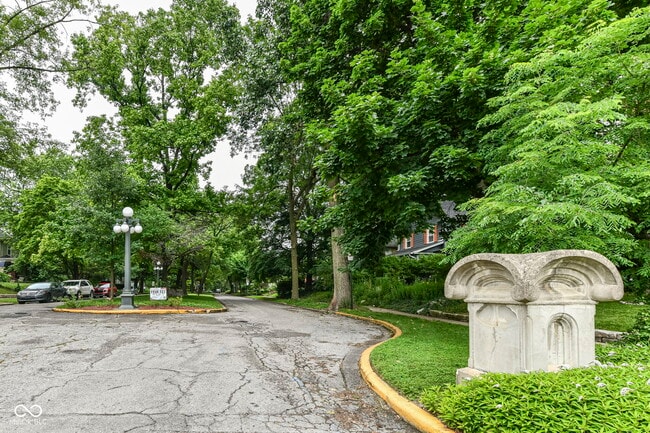 Building Photo - 590 Woodruff Pl W Dr