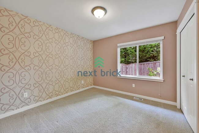 Building Photo - A spacious 4-bedroom+ 2 dens +Bonus Room a...