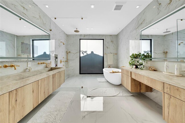 Building Photo - 34 SW 26th Rd