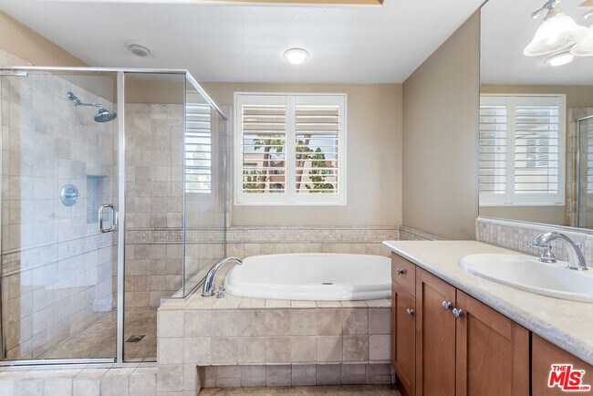 Building Photo - 5831 Seawalk Dr