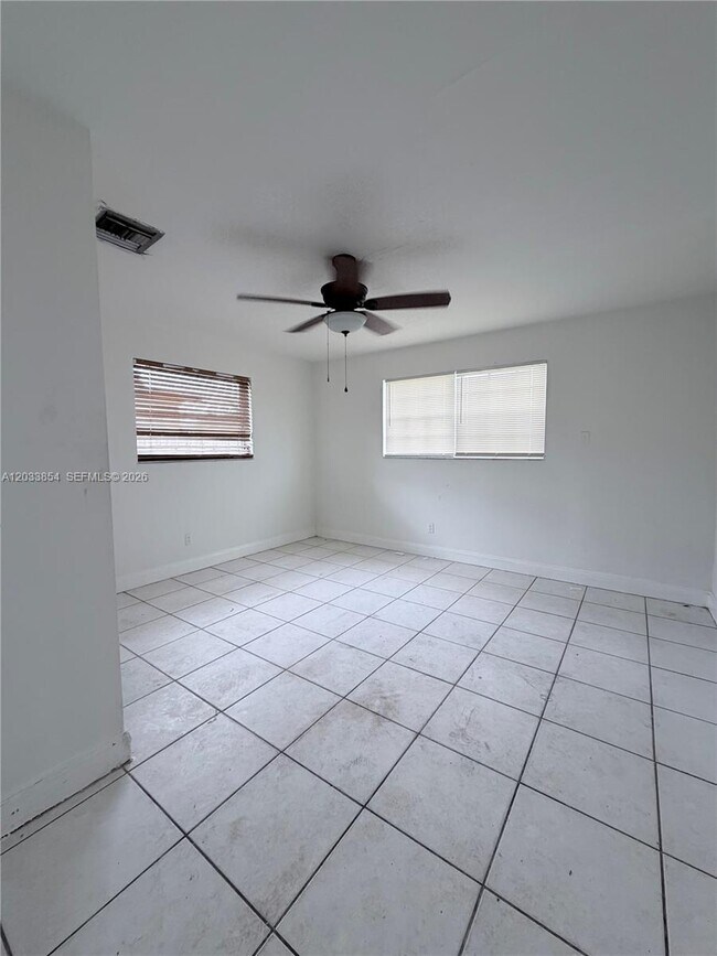 Building Photo - 4540 SW 43rd Ave