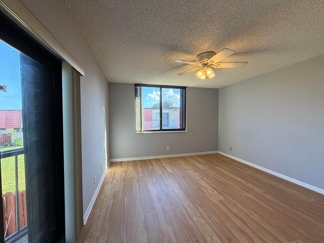 Building Photo - 3768 Victoria Dr