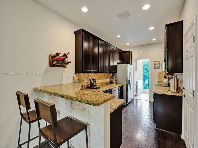 Building Photo - 1144 S Community Dr