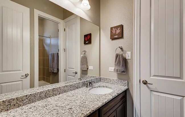 Building Photo - Spacious 4-Bedroom Ranch-Style Rental with...