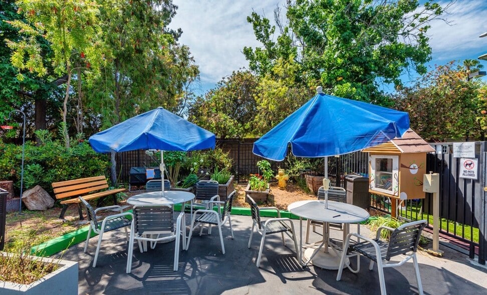 Garden/ playground patio - 11112 Summertime Ln