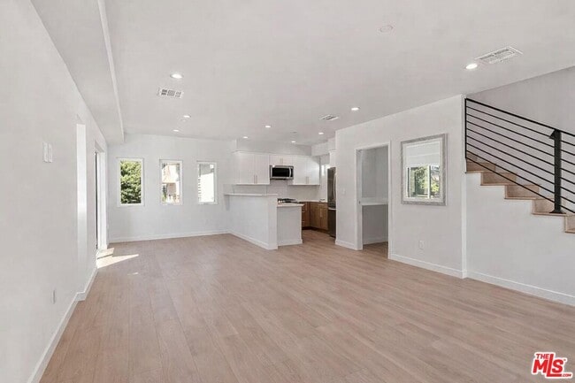Building Photo - 2120 Beachwood Dr