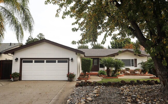 Building Photo - 530 Zircon Way