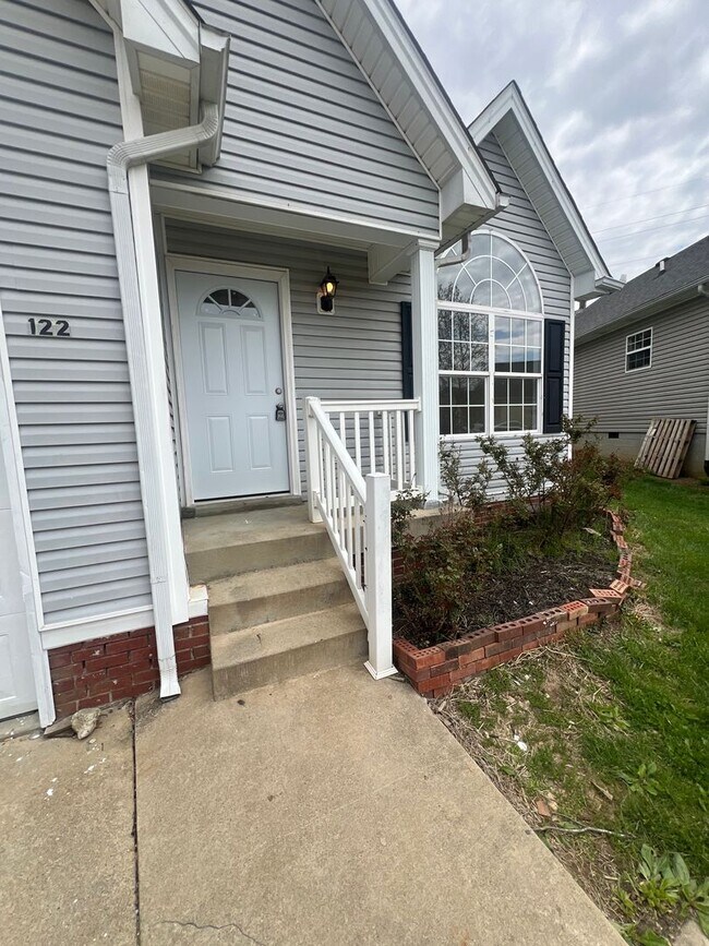 Building Photo - 3 BEDROOM-, 2 BATH MUST SEE!