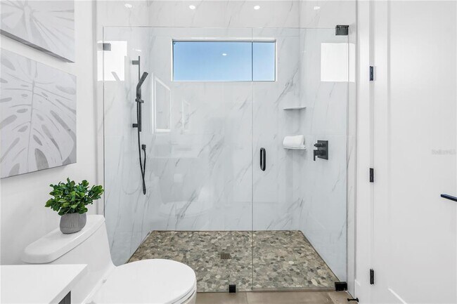 Building Photo - 2065 Goldenrod St