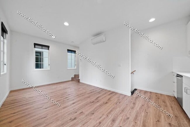 Building Photo - Modern Three-Story Townhouse in Hosford-Ab...