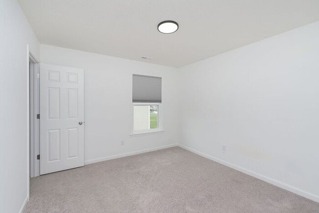 Building Photo - Awesome 5 Bedroom In Great McCordsville Lo...
