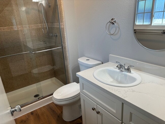 Building Photo - Terrific Brentwood location at the end of ...