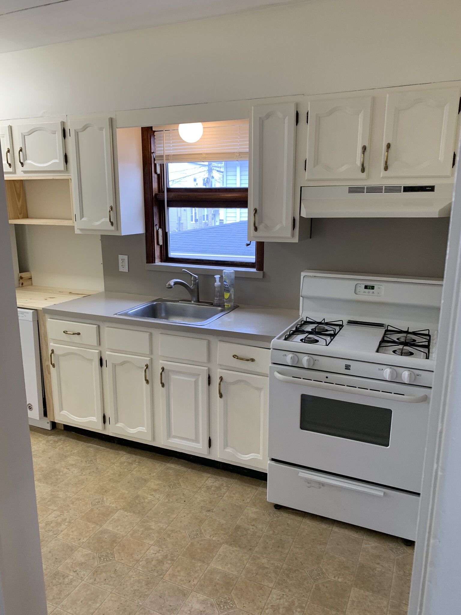 Kitchen - 76 Boiling Springs Ave