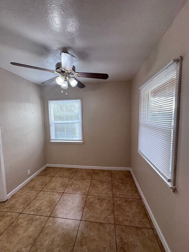 Building Photo - 2114 Brundage Ln