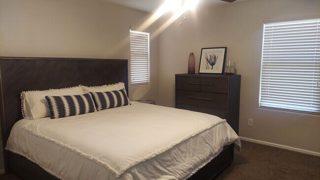 Building Photo - GORGEOUS GILBERT HOME!