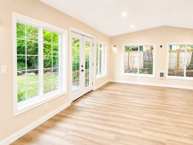 Building Photo - Beautifully Remodeled Home in Prime Kirkland Location | Designer Finishes | Spacious Layout | Top...