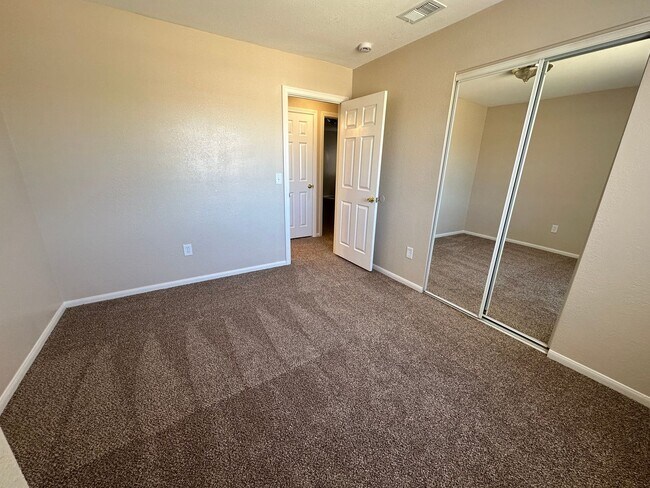 Building Photo - Remodeled 3 bed/2 bath home close to shopping