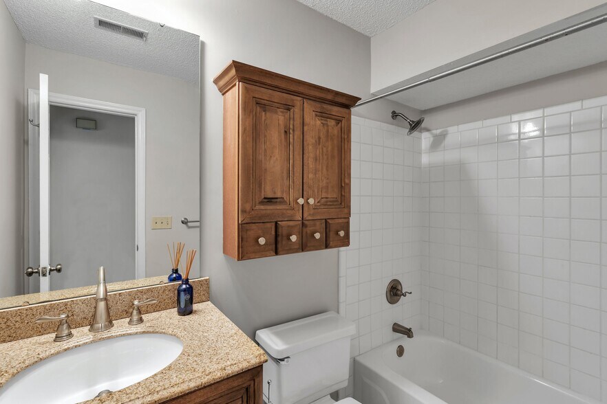 Building Photo - 5009 Sharon Rd