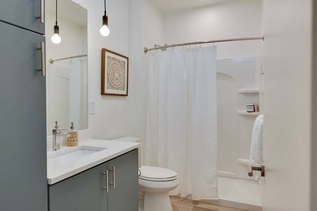 Building Photo - Professional Coliving - Private Room & Wal...
