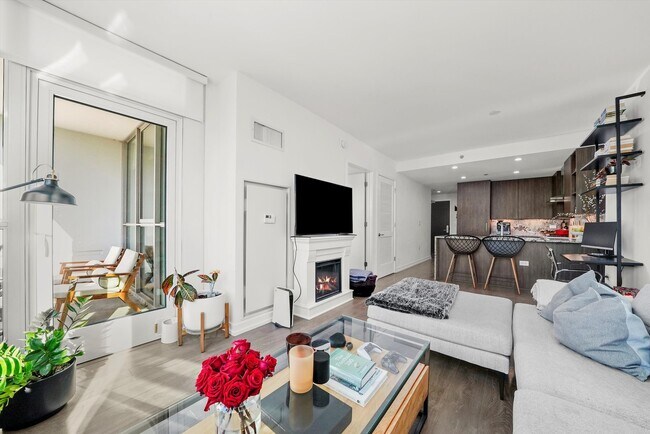 Building Photo - 750 N Hudson Ave