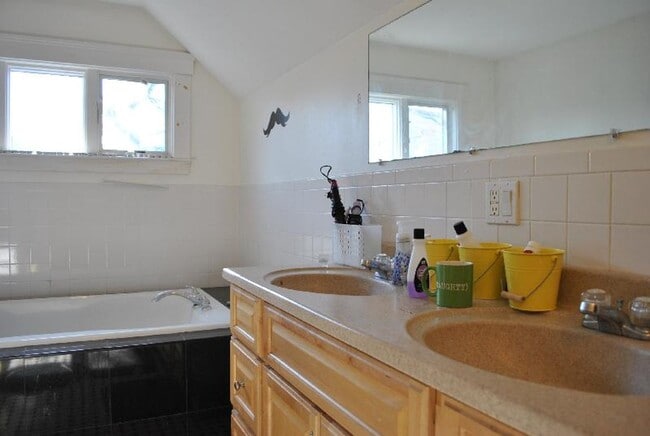 Building Photo - ALLSTON 5 BED/2 BATH ON GARDNER ST. FOR 9/1/2026