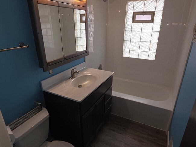 Building Photo - Updated 3 bedroom West Allis upper