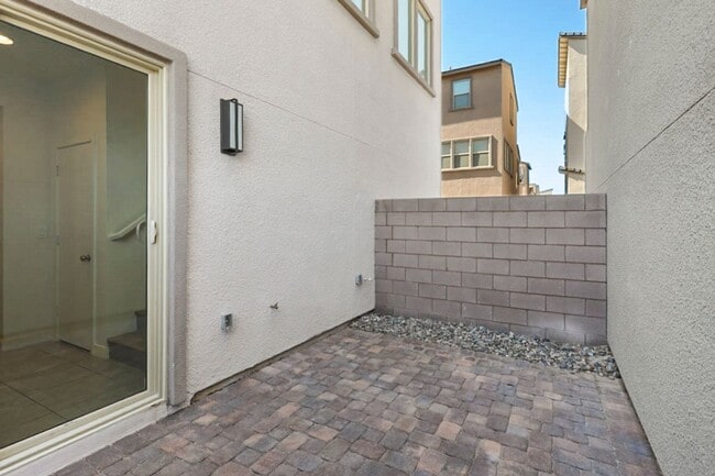 Building Photo - Summerlin Beauty With Bed and Bath On 1st Floor