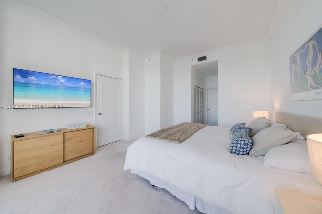 Building Photo - 888 Brickell Key Dr