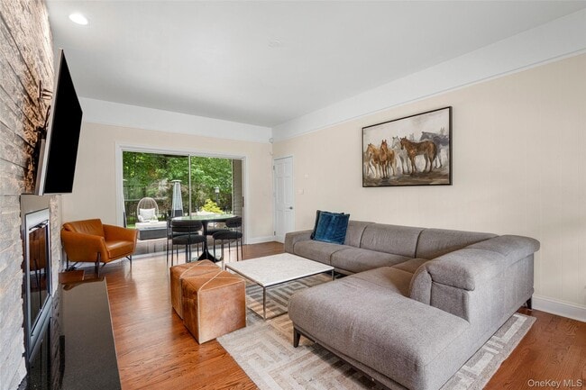 Building Photo - 6 Trails End