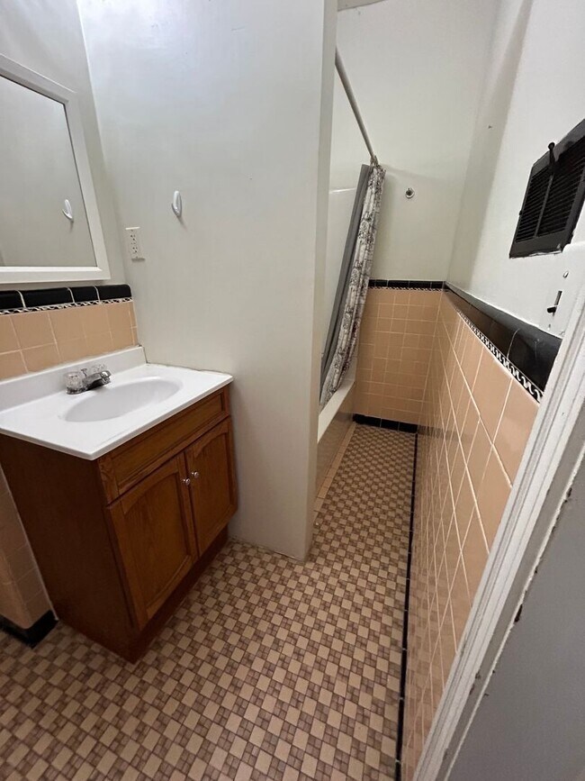 Building Photo - GB - 02 - Duplex