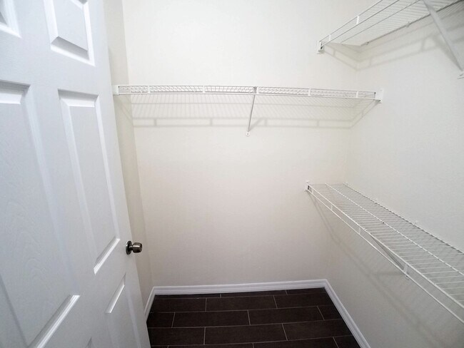 Building Photo - Stunning First Floor 2/2 Lake View  Condo ...
