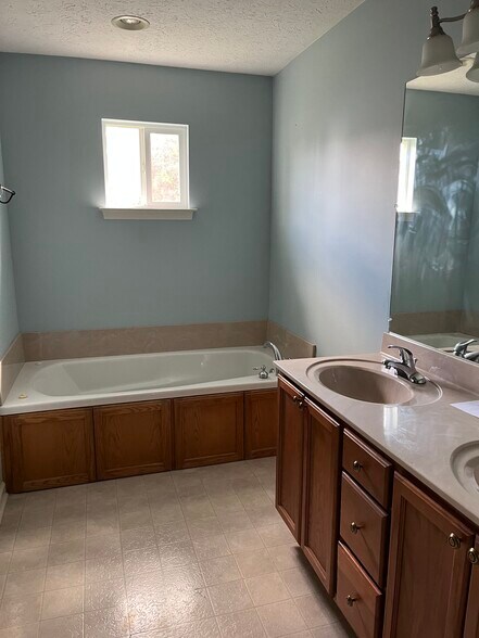 Building Photo - 320 Red Elm Ln
