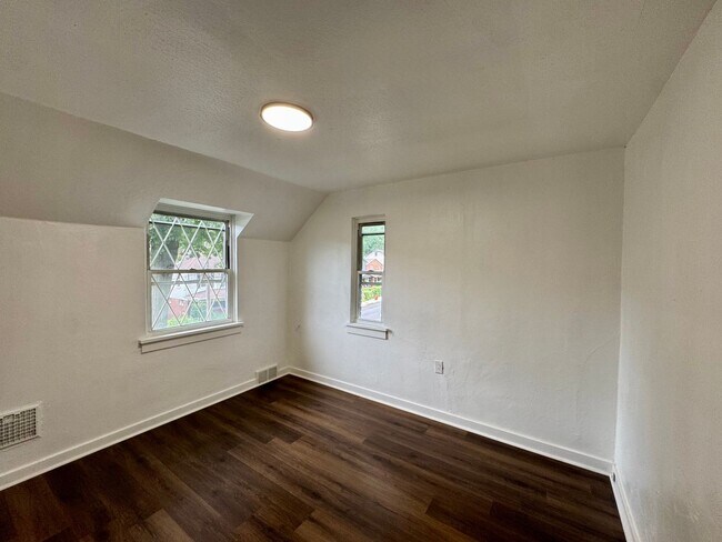 Building Photo - Adorable 2 Bed 1 Bath Home in Brookline W/dedicated office/library space!