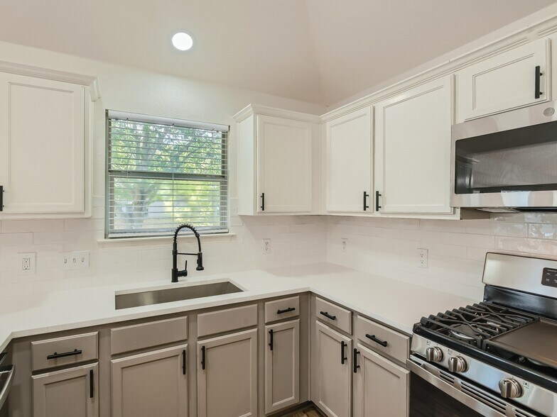 Building Photo - 116 Meadowside Dr