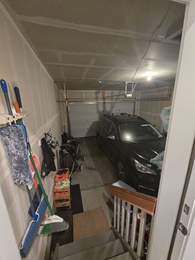 Building Photo - Spacious 4B/3B Available Early April!